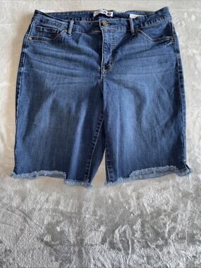 Code Bleu Chelsea Jean Bermuda Short Womens 12P Blue Denim Raw Hem Stretch Zip